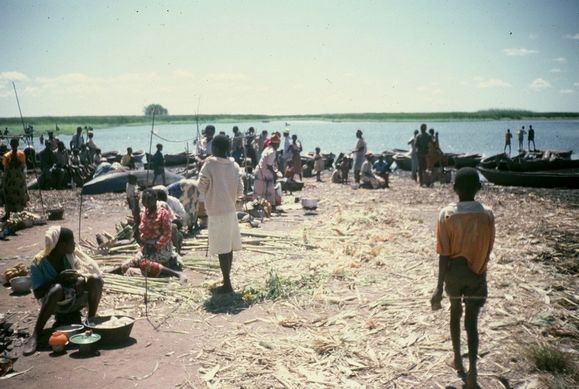 Au bord du lac, les femmes attendent les pêcheurs