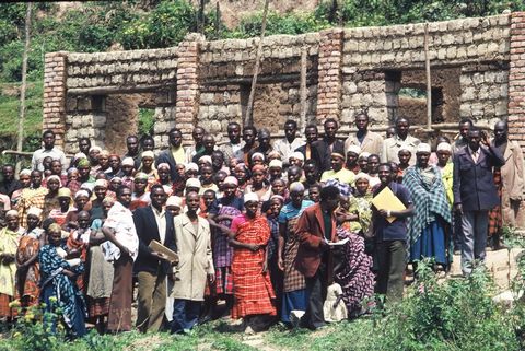 Les membres de SMF devant le centre de formation en construction.