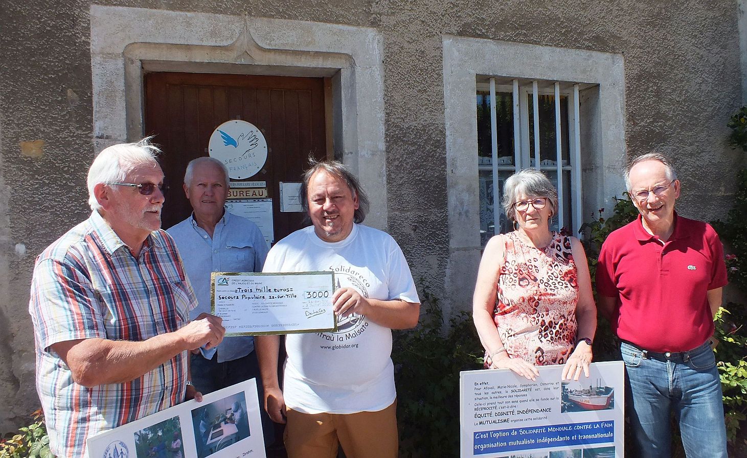 Remise du chèque au président du Secours Populaire de Is sur Tille