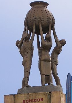 Rond-point à l'entrée de Bohicon (Bénin)